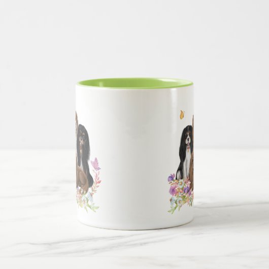 Four Cavalier King Charles Spaniels in Blume  Zweifarbige Tasse (Mittel)