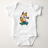 Fox als Skater mit Skateboard Baby Strampler (Vorderseite)