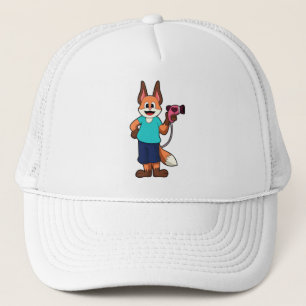 Fox as Fresser mit Haartrockner Truckerkappe