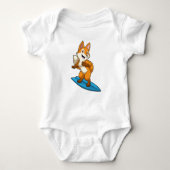 Fox as Surfer mit Surfbrett Baby Strampler (Vorderseite)