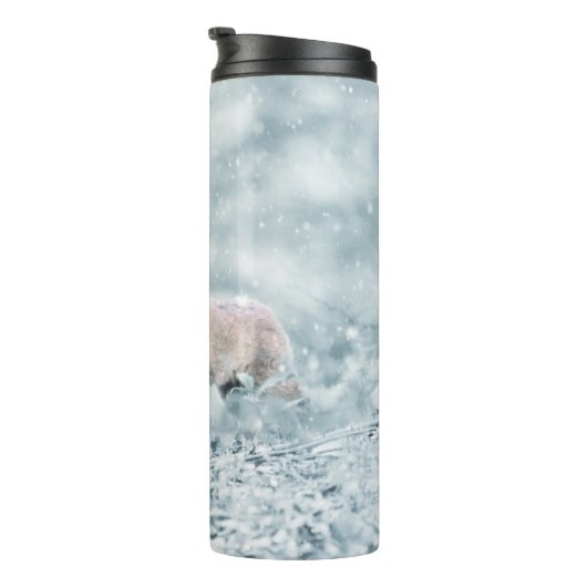 Fox Cub im Schnee Thermosbecher (Nach rechts gedreht)