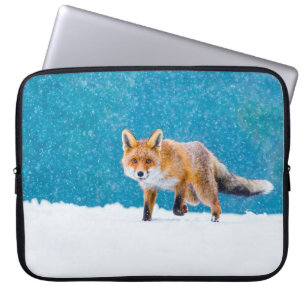 Fox im Winter. Rotfuchs, Vulpes vulpes, Scharfschü Laptopschutzhülle
