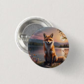 Fox sitzt am See im Sonnenuntergang. Button (Vorne & Hinten)