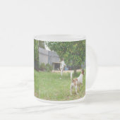 Fox Terrier, der in einen Baum sprang, Mattglastasse (VorderseiteRechts)