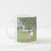 Fox Terrier, der in einen Baum sprang, Mattglastasse (Links)