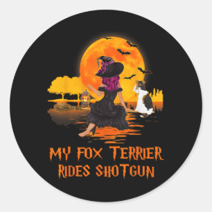 Fox Terrier fährt Shotgun Hund und Hexe Halloween Runder Aufkleber