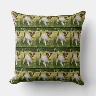 Fox Terrier mit seinem Ball Big Throw Kissen. Kissen