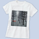 Fox und Forest T-Shirt<br><div class="desc">Ein einziger wilder roter Fuchs steht unter Kiefern in einem dunklen Wald. Ein Landschaftsbild für Tiere,  Natur und Wildtiere.</div>