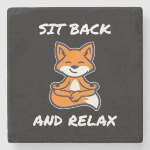 Fox Yoga setzt sich zurück und entspannt Steinuntersetzer