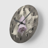 Foxglove-Blume in teilweise schwarz und weiß Runde Wanduhr (Winkel)