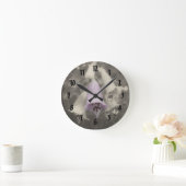 Foxglove-Blume in teilweise schwarz und weiß Runde Wanduhr (Zuhause)