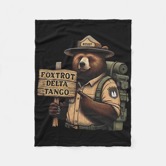 Foxtrots Delta Tangos Resist Bear National Forest Fleecedecke (Vorderseite)