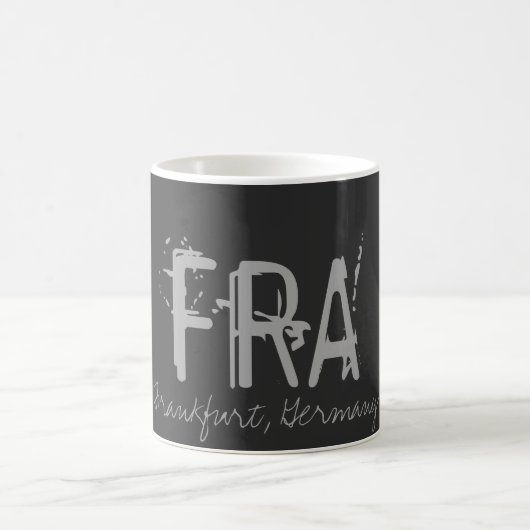 FRA Frankfort Germany Airport Typografie Kaffeetasse (Mittel)
