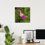 Frack Butterfly and Bee auf einer Blume. Poster (Heimbüro)
