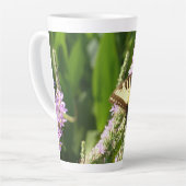 Frack Butterfly auf Lila Wildblumen Milchtasse (Linke Ecke)