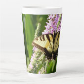 Frack Butterfly auf Lila Wildblumen Milchtasse (Vorderseite)