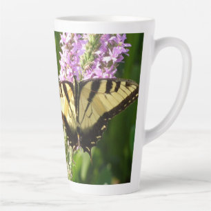 Frack Butterfly auf Lila Wildblumen Milchtasse