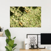 Frack-Schmetterlinge auf dem blühenden Strauß Poster (Heimbüro)