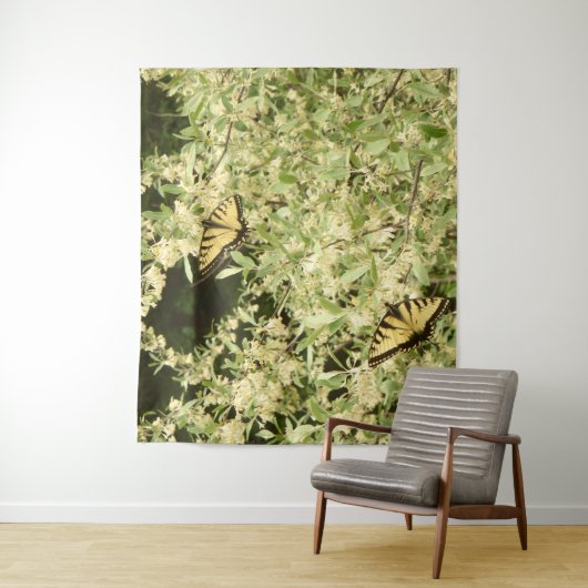 Frack-Schmetterlinge auf dem blühenden Strauß Wandteppich (Beispiel)