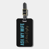 Frag meiner Ehefrau, sie weiß alles Funny Sprichwo Gepäckanhänger (Vorderseite vertikal)