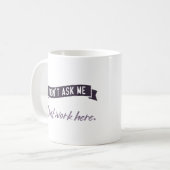 Frag mich nicht. Ich arbeite nur hier. Kaffeetasse (Vorderseite Links)