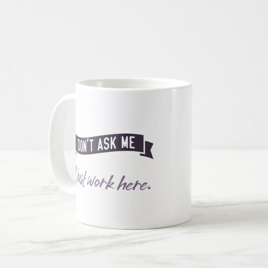 Frag mich nicht. Ich arbeite nur hier. Kaffeetasse (Vorderseite Links)