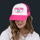 Frag mir Ich helfe dem Kundenservice gerne pink Truckerkappe<br><div class="desc">Typografischer Slogan Hut in hellrosa. Reads: Frag mir,  dass ich gerne helfe. Ideal,  um die Interaktion mit den Kunden oder der Öffentlichkeit bei Veranstaltungen oder im Einzelhandel zu fördern. Entworfen von www.mylittleeden.com</div>