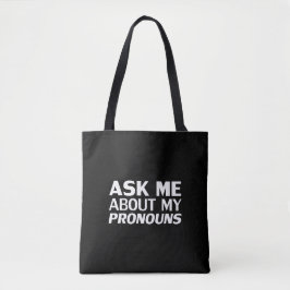 Frag mir meine Pronouns Schwarz-weiße moderne Typo Tasche