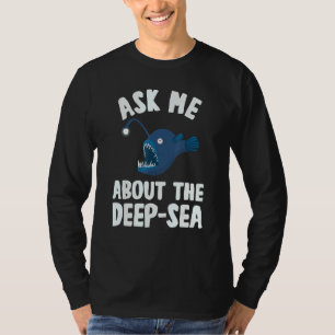 Frag mir über den Meeresbiologen der Tiefsee-Angle T-Shirt