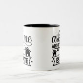Frag mir über echtes Anwesen Zweifarbige Tasse (Mittel)