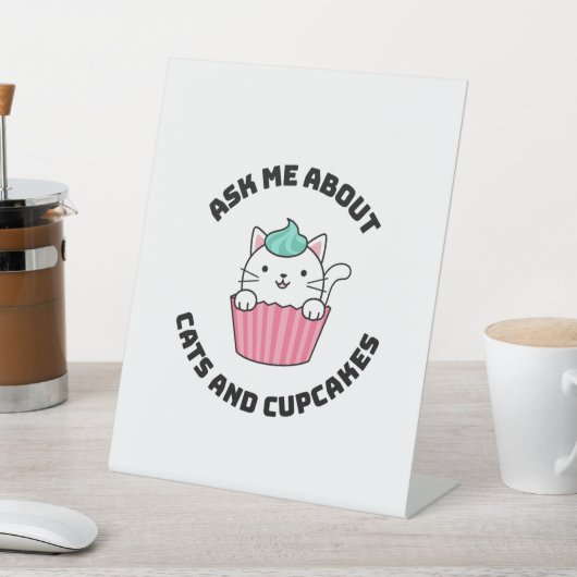 FRAG MIR ÜBER KATZEN UND SCHNELLEN SOCKELSCHILD (In SItu)