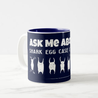 Frag mir über meine Fallsammlung von Haifischen Zweifarbige Tasse