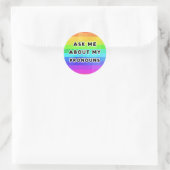 Frag mir über meine Pronomen LGBTQIA Rainbow Pixel Runder Aufkleber (Tasche)