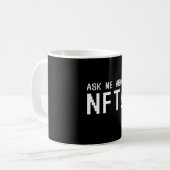 Frag mir über NFTs nicht-Fungible Token Kaffeetasse (Vorderseite Links)