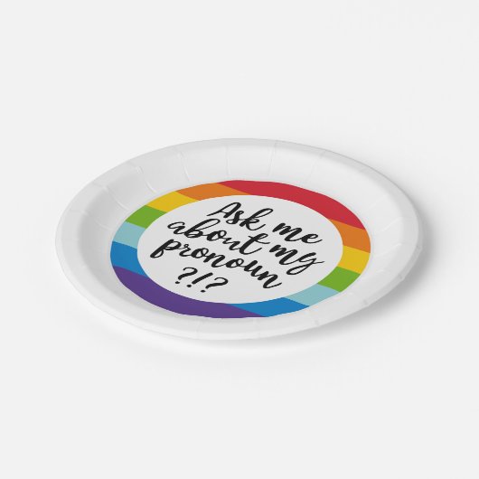 Frag mir von meinem Pronoun? Pappteller (Schrägansicht)