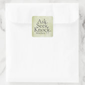 Frag. Sucht. Knock. Matthew 7:7 Quadratischer Aufkleber (Tasche)