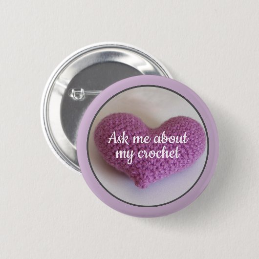 "Fragen Sie mich über Häkelarbeit" mit lila Button (Vorne & Hinten)