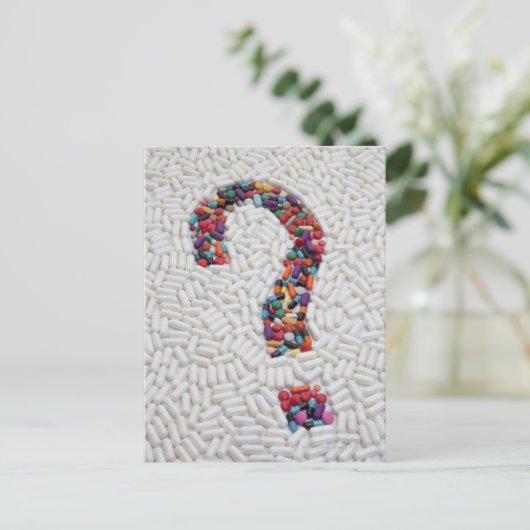 Fragezeichen der Pillen auf weißem Pilzhintergrund Postkarte (Stehend Vorderseite)