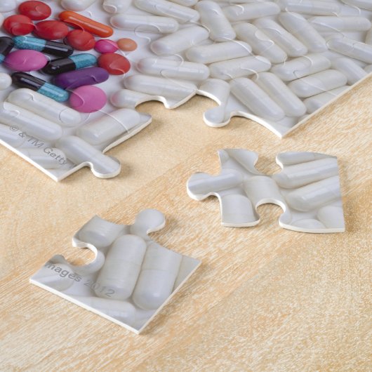 Fragezeichen der Pillen auf weißem Pilzhintergrund Puzzle (Seite)