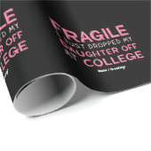 Fragil, dass ich meine Tochter gerade in der Uni a Geschenkpapier (Rolleneckpunkt)