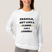 fragil, nicht wie eine Blume wie eine Bombe T-Shirt (Vorderseite)