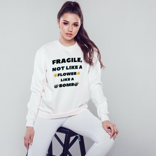 fragil, nicht wie eine Blume wie eine Bombe T-Shirt