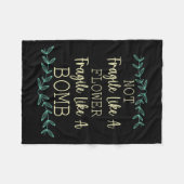 fragil wie eine Blume, aber eine Bombe Feminist 1 Fleecedecke (Vorderseite (Horizontal))