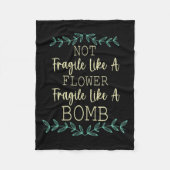 fragil wie eine Blume, aber eine Bombe Feminist 1 Fleecedecke (Vorderseite)