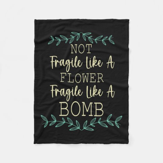 fragil wie eine Blume, aber eine Bombe Feminist 1 Fleecedecke (Vorderseite)
