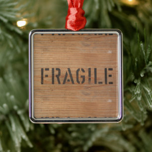 Fragile auf Holz gestempelt Silbernes Ornament