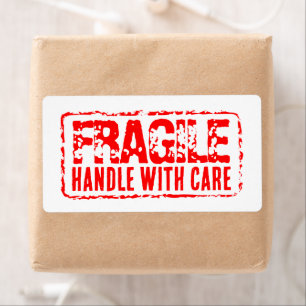 Fragile Handhabung mit sorgfältig roten Versandeti