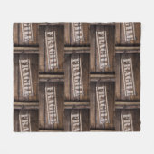 Fragile Holzkiste Vintag Fleecedecke (Vorderseite (Horizontal))