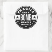 Fragile Like a Bomb, funny girlie saying Runder Aufkleber (Tasche)