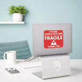 Fragile - Vorsichtig behandeln - Versandlabel-Desi Aufkleber (Laptop auf Schreibtisch)